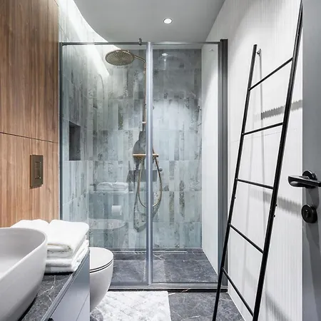 Central Authentic Luxurious By Houseys Apartmán