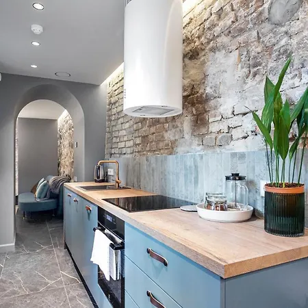 Central Authentic Luxurious By Houseys Apartmán